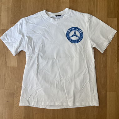 T-shirt bianco con grafica blu