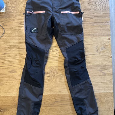 Pantaloni outdoor RVRC grigi con cerniere rosa