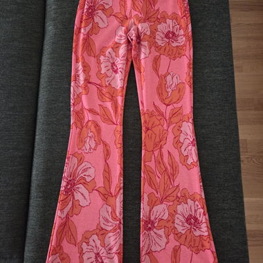 Pantaloni flare rosa floreali
