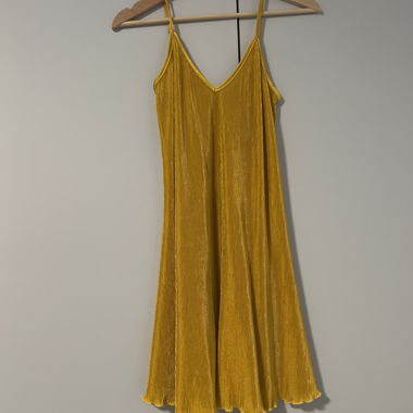Robe plissée jaune