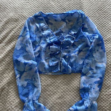 Blouse courte à fleurs bleues