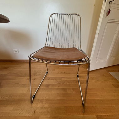 Rundtisch mit Wire-Stühlen