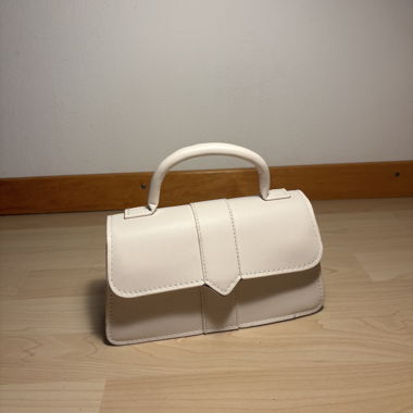 Weisse Handtasche mit Schulterriemen