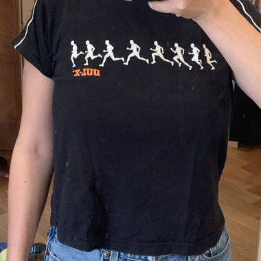 Schwarzes T-Shirt mit Druck