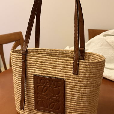 LOEWE Korb aus Raphia und braunem Leder