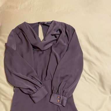 Kleid mit ausgefallenem Auschnitt
