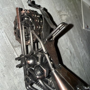 Metallische Skulptur aus Fahrradkette