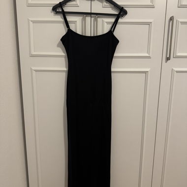 Schlankes, eng anliegendes schwarzes Kleid