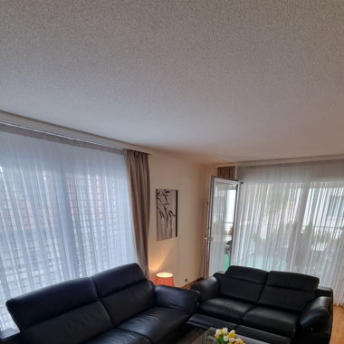 Schwarzes Echtledersofa elektrisch verstellbar