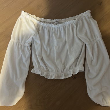 Haut court blanc épaules dénudées