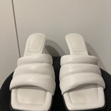 Weiße H&M-Sandalen