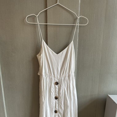 schönes Kleid mit Knöpfen und Schleife am Rücken