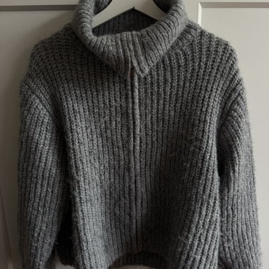 Maglione di lana grigio con collo alto