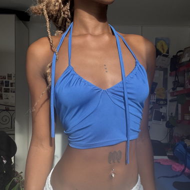 Blaues gerüschtes Neckholder-Crop-Top