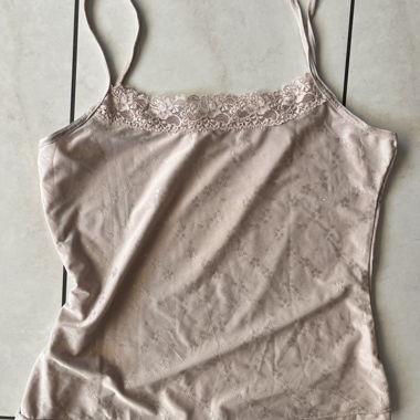 Débardeur en satin à bords en dentelle