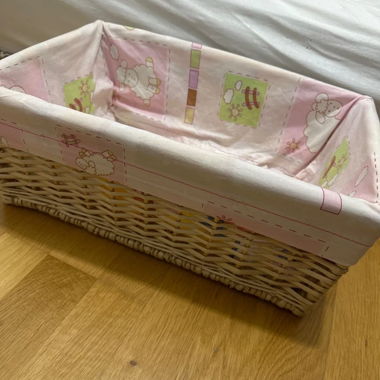 Cestino in vimini con fodera rosa per bambini
