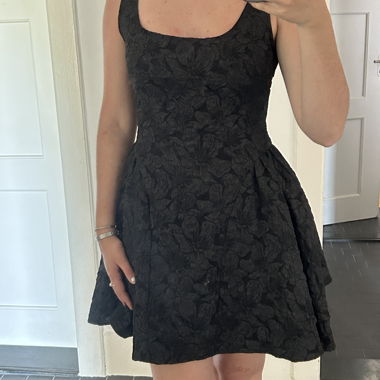 Robe noire avec motif floral