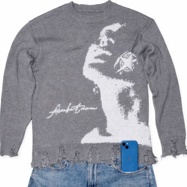 Grauer Strickpullover mit Motivdruck