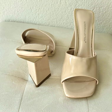 Sandali Beige con Tacco a Blocchetto