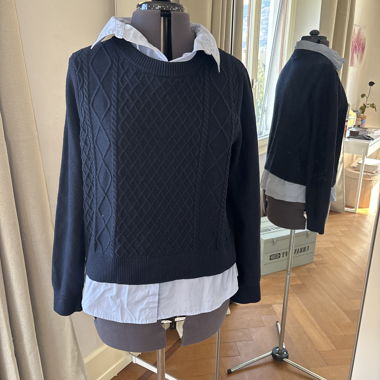 Maglione sovrapposto alla camicia