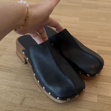 Schwarze Sabots mit Nieten