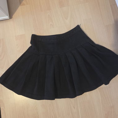 Black pleated skirt
