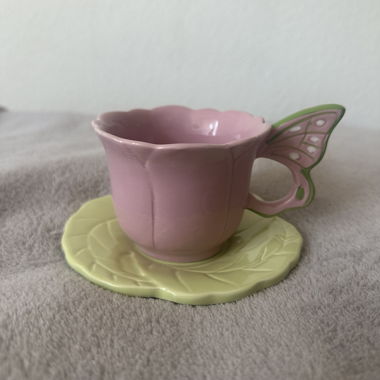 Tazza e piattino con farfalla floreale