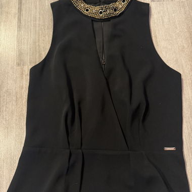Ärmelloses schwarzes GUESS-Top mit verziertem Kragen
