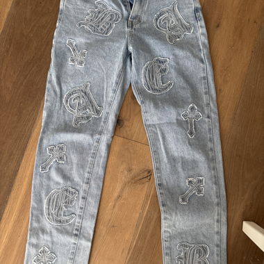 Verzierte Jeans mit Kreuzstickereien