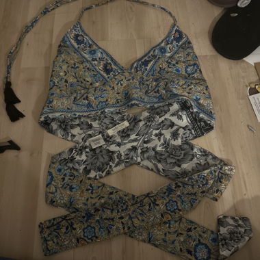Top a fascia boho love in seta con scollo a balconcino