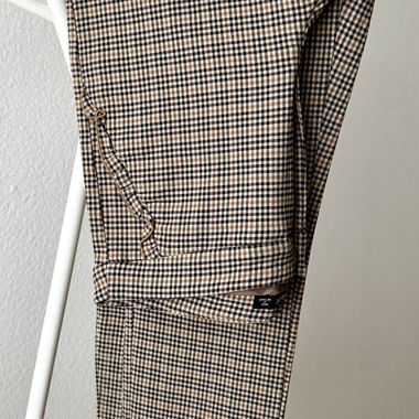 Pantalon pour femme à carreaux stylé