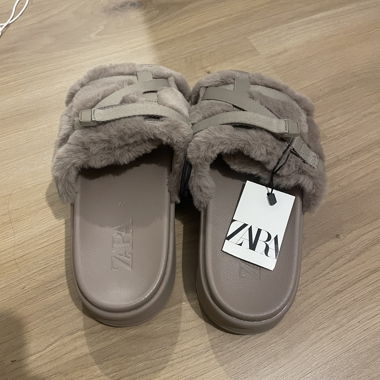 ZARA pelzige Hausschuhe Grösse 40