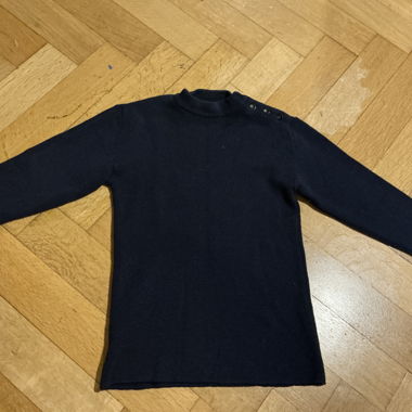 Marineblauer Stehkragenpullover