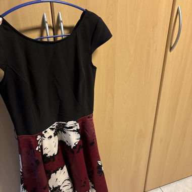 Schwarzes Kleid mit Blumenmuster