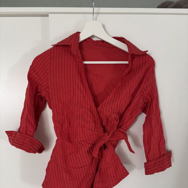 Rot gestreifte Wickel-Bluse