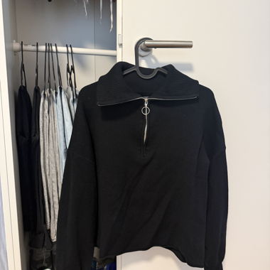 Schwarzer Reissverschluss-Pullover