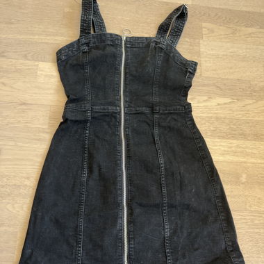 Schwarzes Denim-Kleid mit Front-Reissverschluss