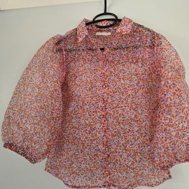 Blusa leggermente trasparente, a fiori, con maniche a sbuffo
