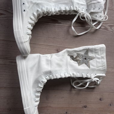 Weisse hohe Canvas-Sneaker mit Stern