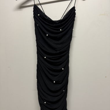 Robe noire perles