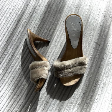 Mules en bois et fausse fourrure