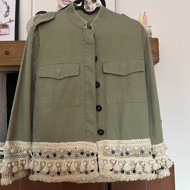 Giacca alla moda in stile boho con bordo all'uncinetto