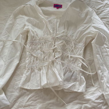 Bluse und sonnenbrille