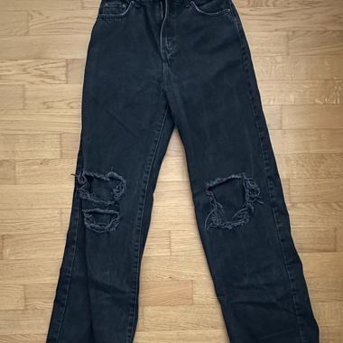 Schwarze Jeans mit Löchern