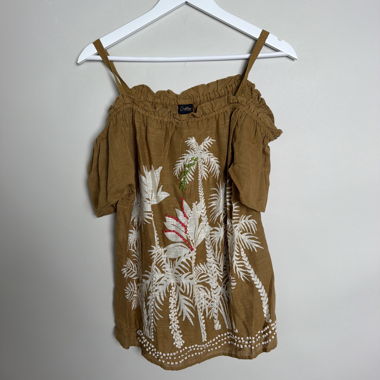 Top ricamato con spalle scoperte