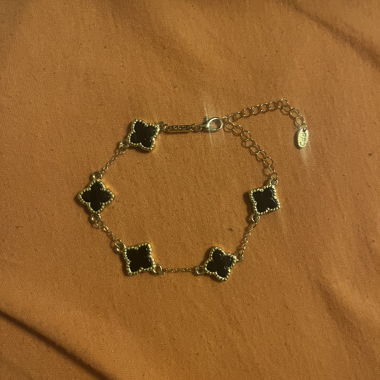 Armband mit schwarzer Blume