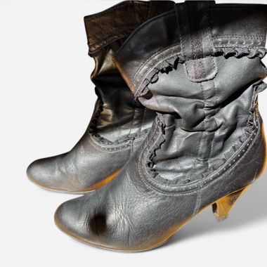 Schwarze Lederstiefel 