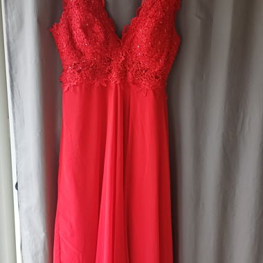 Abito lungo rosso in pizzo di dioa fashion