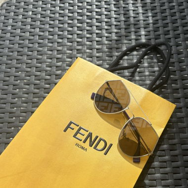 Lunette de soleil Fendi avec facture 