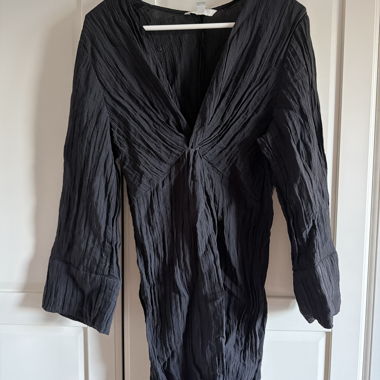 Schwarzes Crinkle-Kleid H&M
